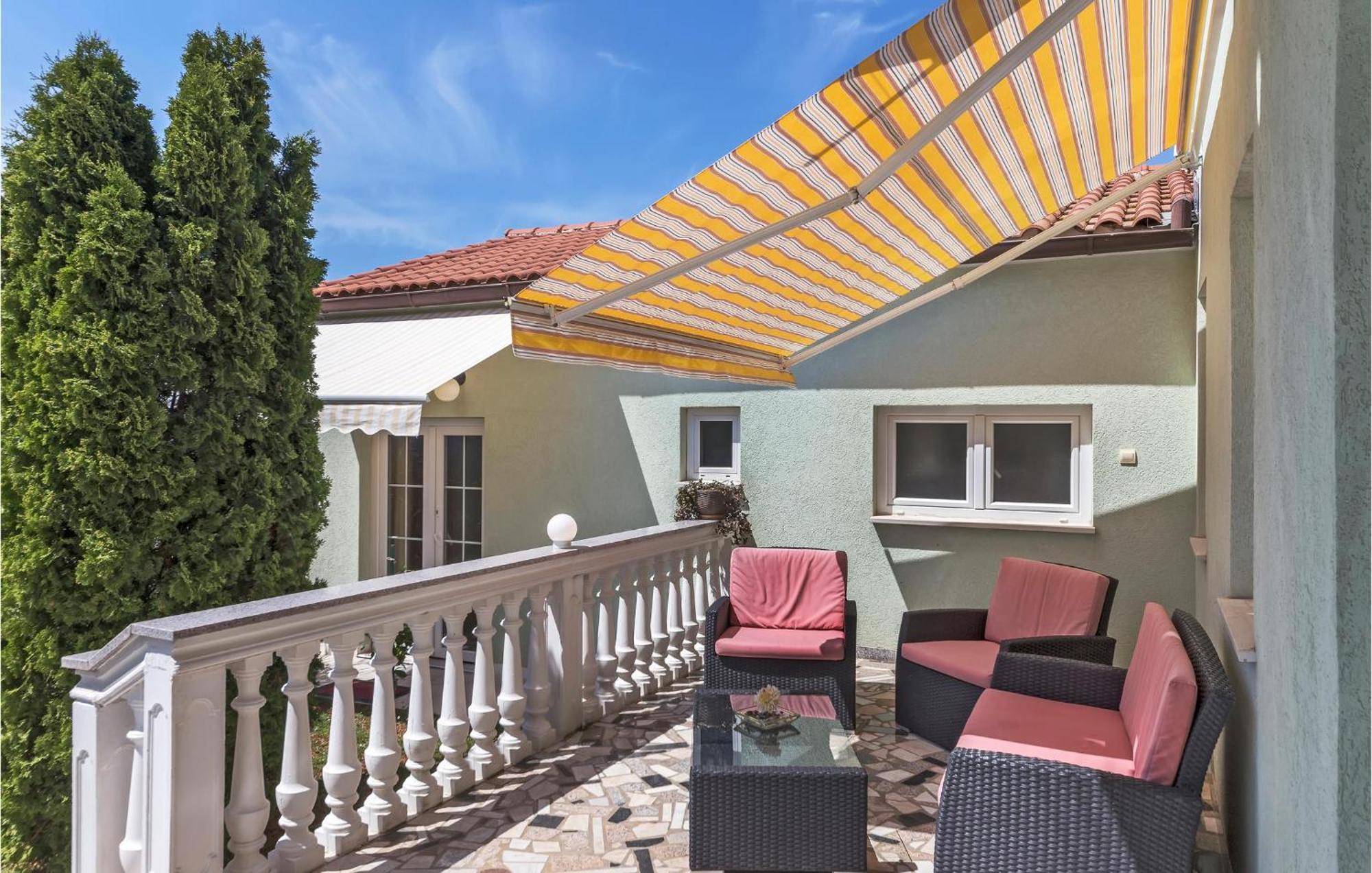 2 Bedroom Beautiful Apartment In Valtura Exterior foto